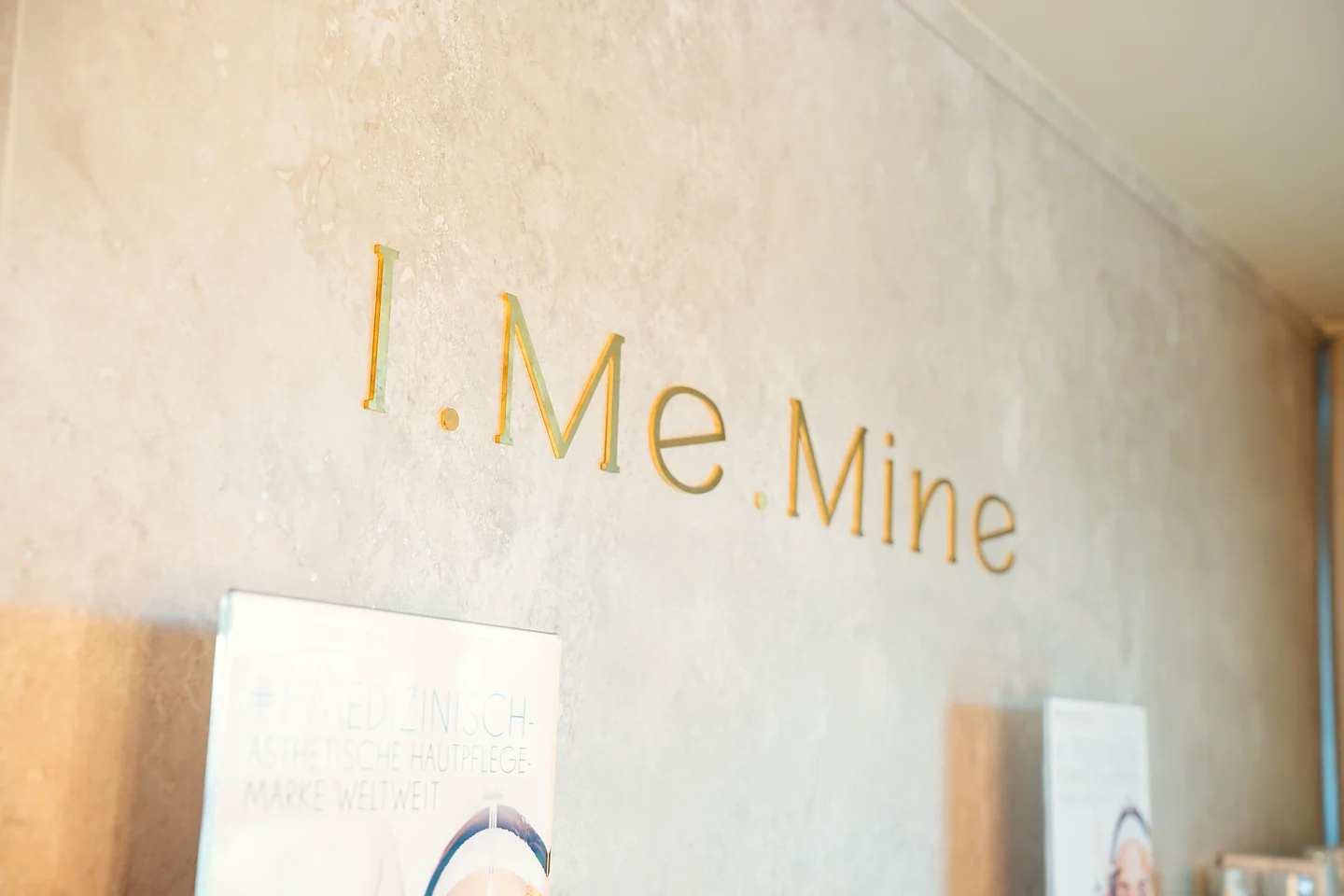 Gutschein für ästhetische Behandlungen – I.Me.Mine Schriftzug in der Praxis in Düsseldorf-Medienhafen